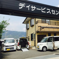 入り口と送迎車